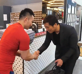 JC컴퍼니 정주영 대표가 악수하는 사진